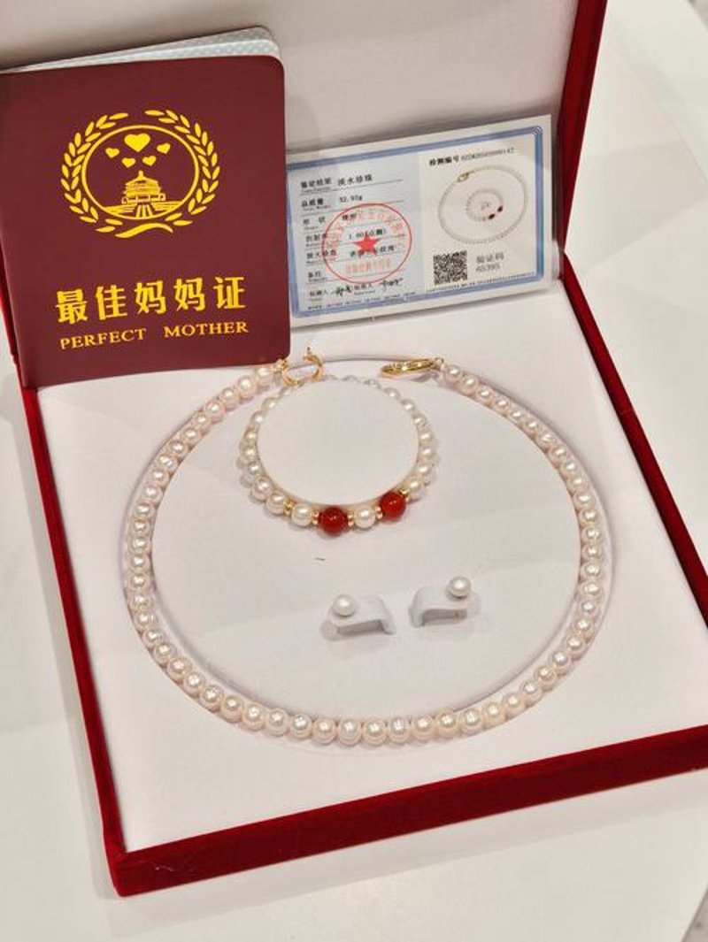 淡水珍珠耳钉：潮流时尚与古典优雅的完美结合